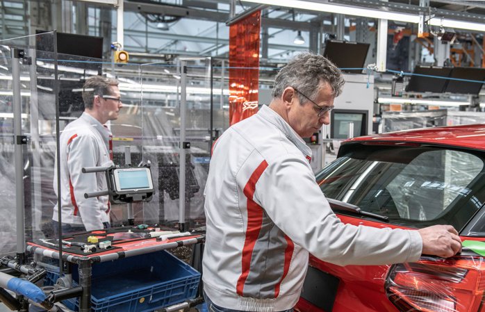 Pe unde pierde oameni piaţa muncii? Industria prelucrătoare a rămas fără aproape 49.000 de angajaţi în ultimul an. Numai din industria auto au dispărut aproape 16.000 de angajaţi