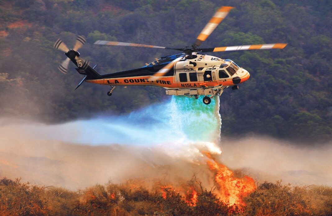 Peste 25 de pompieri intervin la incendiul de vegetaţie în zona Ilova /Elicopter Black Hawk, mobilizat în sprijin