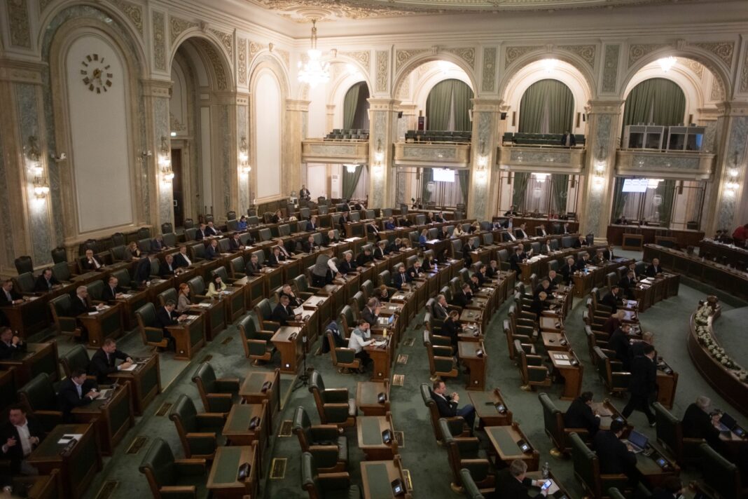 Peste 430 de organizații neguvernamentale cer PSD să nu voteze legea inițiată de AUR cu scopul de a intimida societatea civilă / În Comisia juridică, PSD a votat alături de AUR