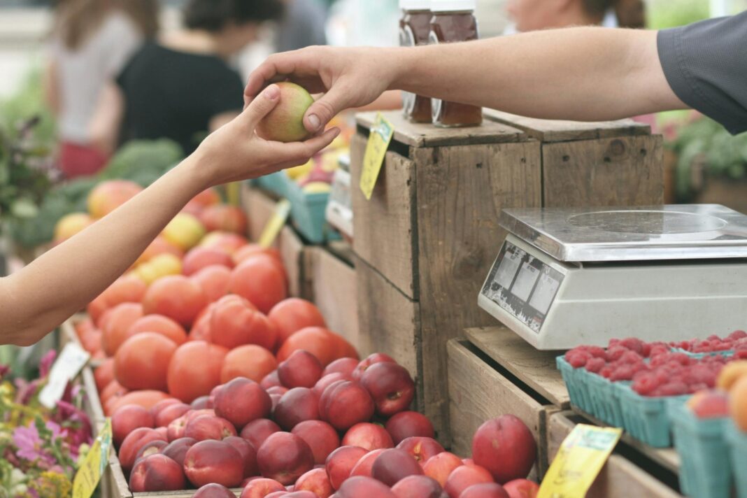 Pesticide peste limită în tot mai multe alimente din Uniunea Europeană