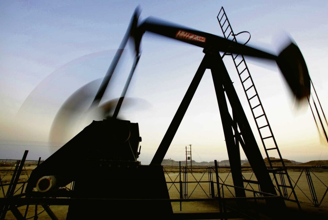 Petrolul explodează, piețele ignoră riscul: investitorii ar putea fi prinși pe picior greșit