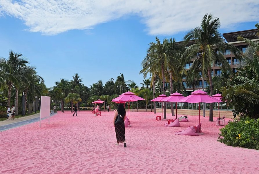 „Plaja secretă” cu nisip roz din China. Decorul de „Barbie Land” atrage mii de vizitatori