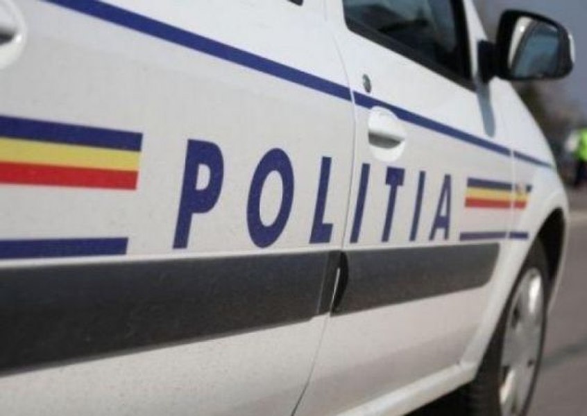 Polițist local rănit după ce a ajuns cu mașina pe linia de tramvai aflată în reparații