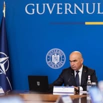 Premierul Ilie Bolojan, în fața moțiunii de cenzură PSD-AUR. PSD mizează pe voturi decisive în Parlament