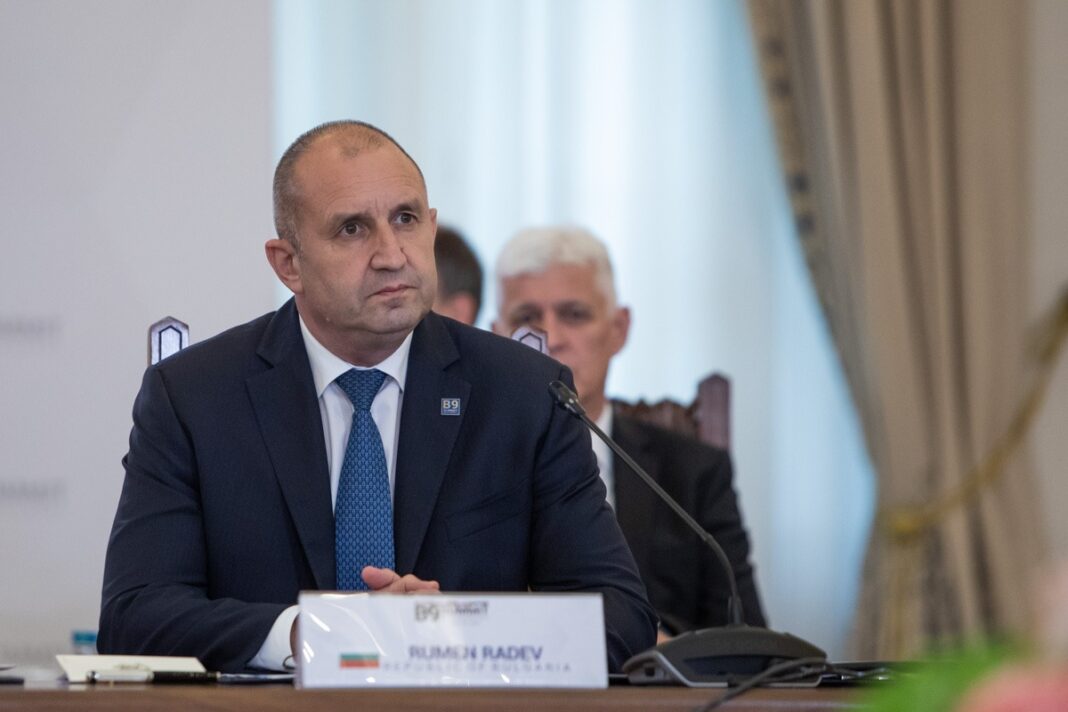 Preşedinta Bulgariei i-a încredinţat lui Rumen Radev mandatul de formare a guvernului / Radev, naţionalist şi eurosceptic, a obţinut 44,6% din voturi