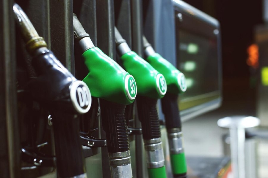 Prețurile carburanților rămân ridicate în România, în ciuda scăderii petrolului pe piețele internaționale