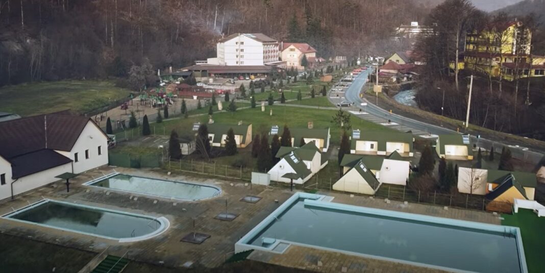 Primăria Moneasa a preluat temporar singurul ştrand din staţiune pentru a-l salva de la închidere