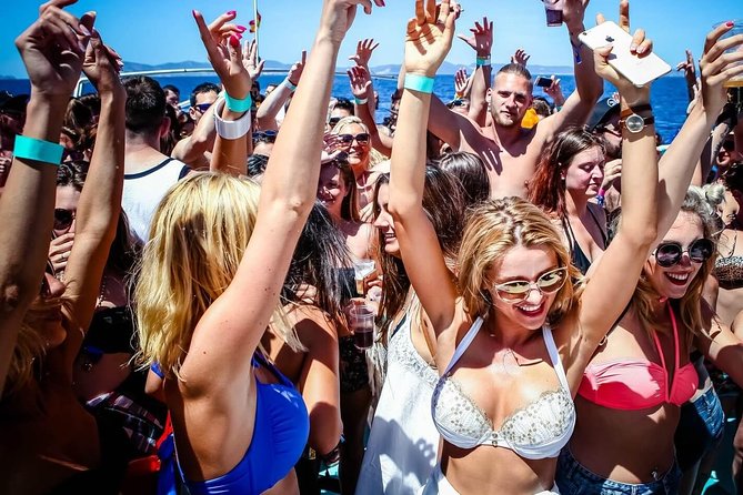 Reguli noi la consumul de alcool în Mallorca și Ibiza / Turiștii nu mai au voie să consume alcool pe străzi iar numărul de băuturi la all inclusive este limitat la șase pe zi