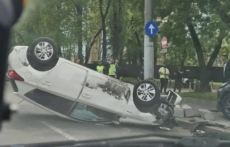 Restricții de circulație în Capitală după un accident în care au fost implicate trei mașini. Un autovehicul condus de o femeie s-a răsturnat