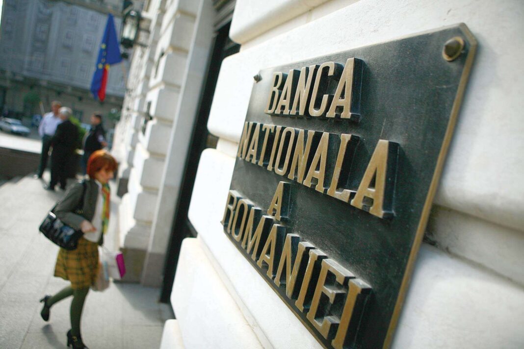 Rezervele valutare ale României au scăzut în aprilie la 64,83 miliarde euro