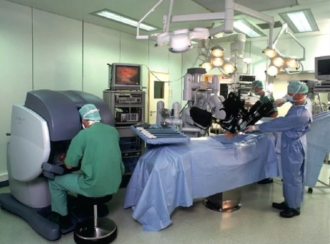 Robotul chirurgical Da Vinci salvează vieți la Timișoara. Premieră la secția de Obstetrică-Ginecologie. Pacientă de 50 de ani, operată cu succes de o tumoră