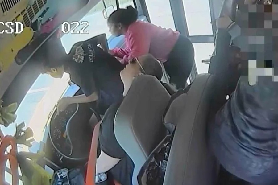 Scene incredibile: elevii au preluat controlul unui autobuz și au evitat o tragedie, după ce șoferița a leșinat