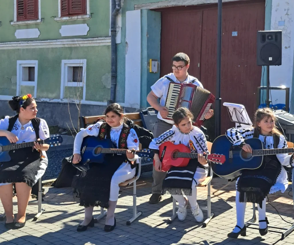 „School of Rock” într-o comună din Sibiu / Muzica a transformat o școală percepută de elevi ca „pușcărie” într-un loc fără violență / Profesoară: „Copiii au acum un scop”