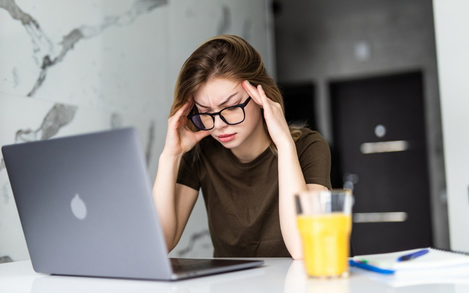 Șocul multor tineri care trec de la viața de student la cea de angajat cu program fix: „La primul job, plecam de la birou plângând”
