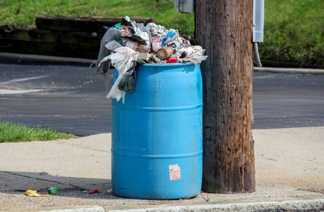 Stare de alertă în 65 de localități din Bacău / Au rămas fără serviciu de salubritate / ”Primăriile vor putea să închirieze utilaje de transport de la operatori privați”