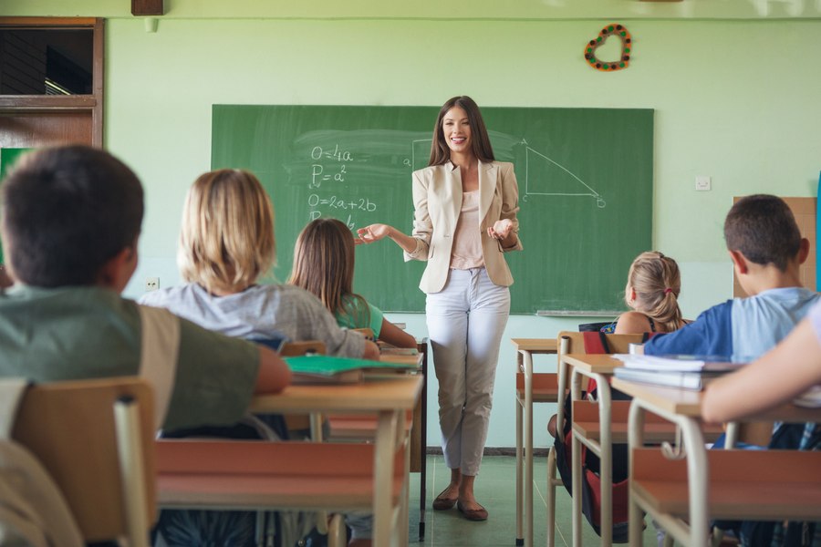 Statul vrea să schimbe regulile alocației pentru copii. Suma totală ar crește, dar ar depinde de prezența la școală