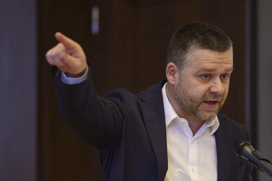 SURSE: Ciprian Ciucu, primarul Capitalei (PNL): Nu vrea Grindeanu să fie premier pentru că are 10% / Cei care aveți 25-30 la sută ridicați-vă, vă votăm să fiți premier. Cătălin, ai mai mult? Hubert? 