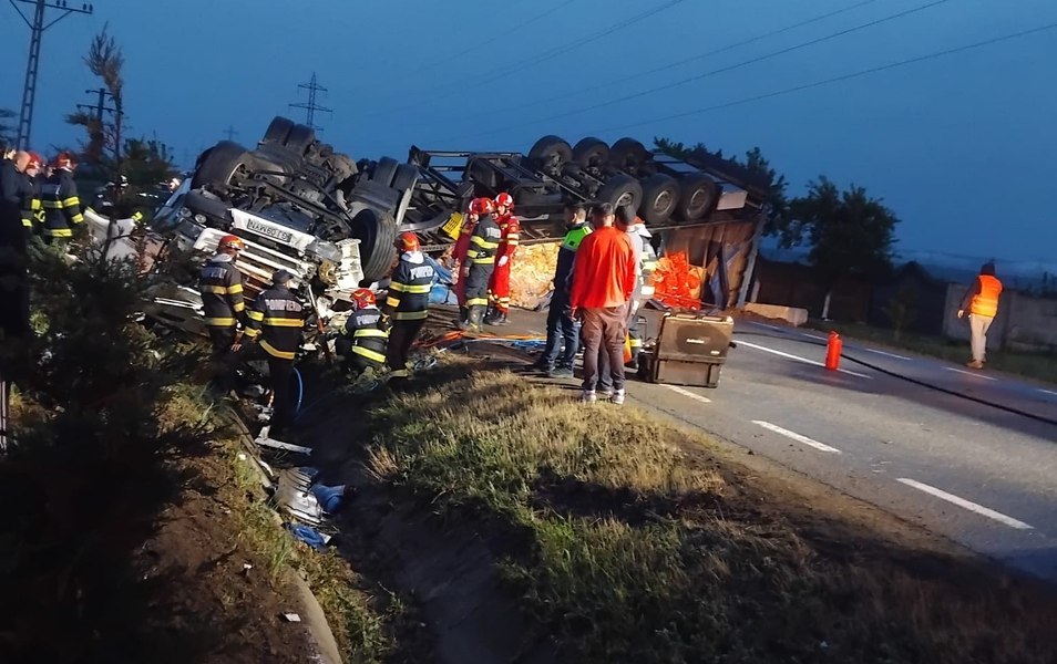 TIR răsturnat pe un drum național din Gorj după ce s-a cioncit cu o mașină. Unul dintre şoferi a murit