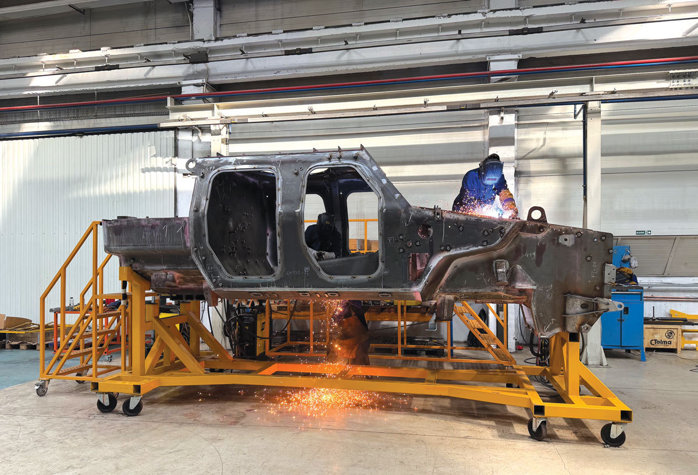Tranzacţie de 85 mil. euro. Platforma industrială Automecanica din Mediaş devine punctul zero al producţiei de vehicule militare pentru Otokar din Turcia şi Rheinmetall din Germania. Facilitatea de producţie din Mediaş se întinde pe o suprafaţă de aproximativ 140.000 de metri pătraţi şi are în prezent peste 250 de angajaţi - muncitori şi personal tehnic