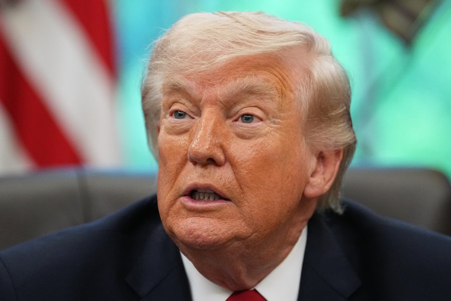 Trump reaprinde conflictul comercial cu UE. Anunță taxe vamale de 25% pentru mașinile și camioanele care intră în SUA