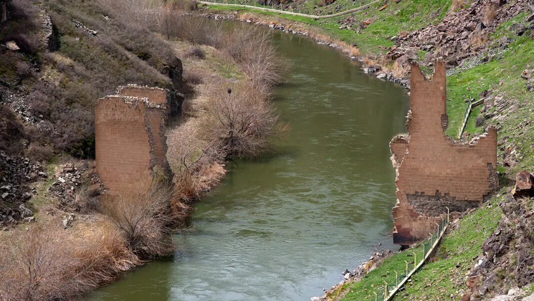 Turcia şi Armenia vor restaura în comun un pod istoric de la frontiera lor/ Cele două țări rămân divizate din cauza genocidului armean: în primul război mondial, 1,5 milioane de armeni au fost uciși de trupele Imperiului Otoman