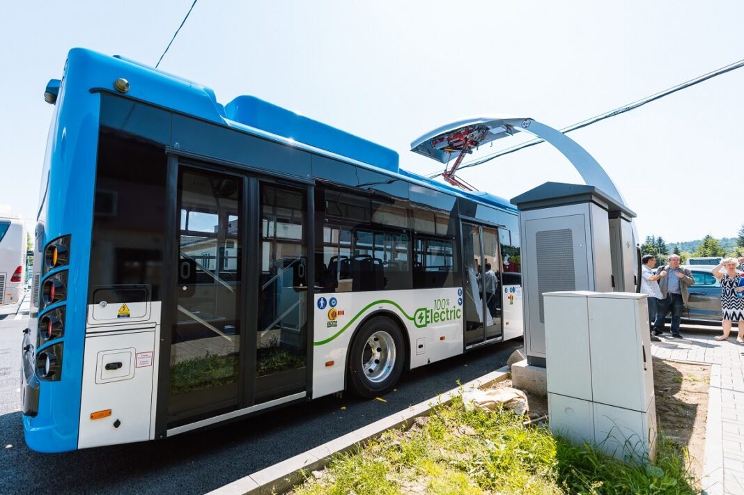Un autobuz electric fără șofer a intrat în coliziune cu un tramvai în prima zi de funcţionare în Suedia