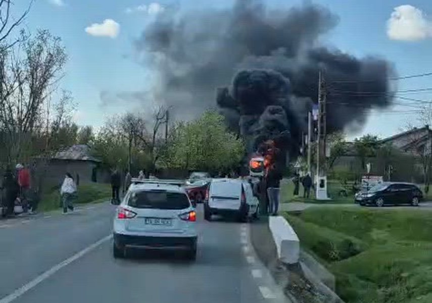 Un autocar plin cu pasageri a luat foc în județul Tulcea. 27 de călători se aflau la bord