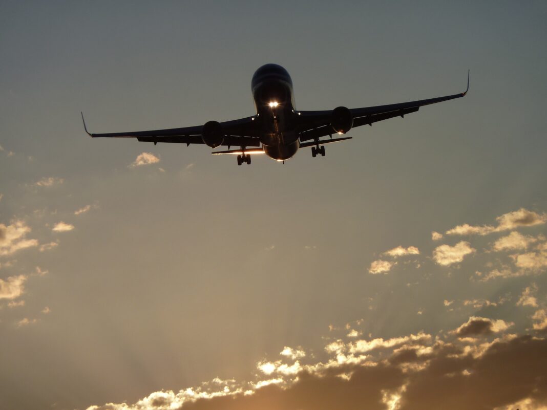 Un avion Boeing 767 a lovit un camion de livrări pe o autostradă, lângă New York, în timpul aterizării / Aeronava opera pe ruta Veneția – Newark