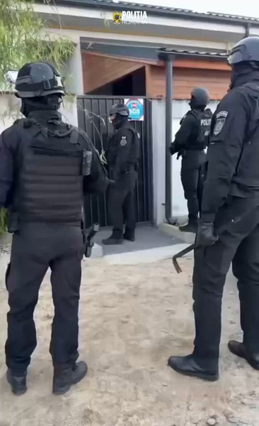 Un bărbat străin și o femeie, tâlhăriți într-un bloc din Sectorul 2. Infractorii au fost săltați în urma unor percheziții