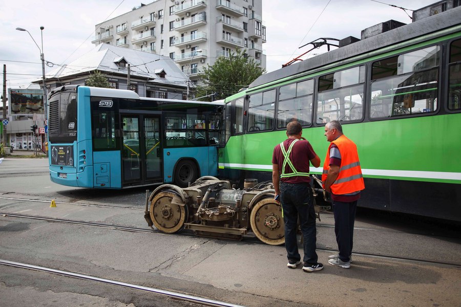 Un pasager a fost rănit după ce un autobuz s-a ciocnit frontal cu un tramvai în Capitală
