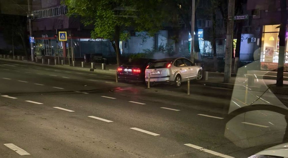 Un tânăr băut a intrat cu mașina într-un alt autoturism, într-o intersecție intens circulată din Sectorul 6. Trei persoane rănite
