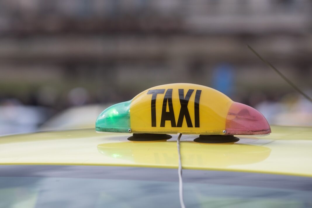 Un taximetrist din București a furat telefonul unui cetățean britanic, a deblocat dispozitivul şi a cheltuit mii de euro pe haine