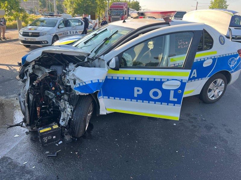 Urmărire ca-n filme în Craiova: Un șofer n-a oprit la semnalele polițiștilor, a lovit mai multe mașini, inclusiv o autospecială. Un polițist a fost rănit