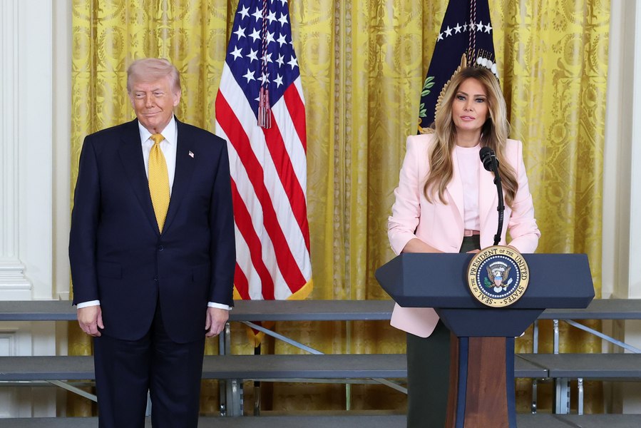 Val de ironii după ce Trump a apărut cu mâinile acoperite cu fond de ten