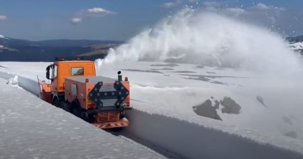 VIDEO: Drumarii intervin pentru deszăpezire pe Transalpina / Mașinile de intervenție abia se văd din stratul de zăpadă