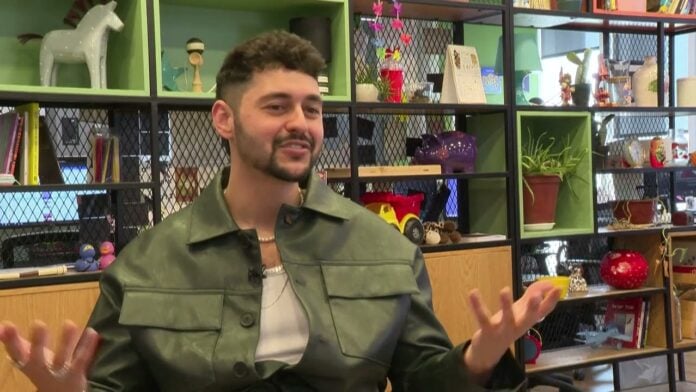 VIDEO. „Între două lumi”: starul israelian de la Eurovision caută recunoaștere în Franța