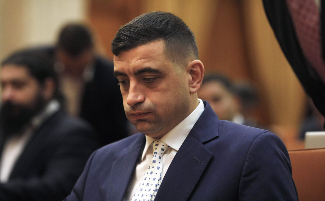 Vlad Voiculescu: Simion conduce un partid anti-sistem (AUR) care tocmai a ajutat partidul-sistem al României (PSD) să dărâme un guvern care începuse să facă oarece curățenie în sistem. Astăzi a repetat că nu este un idiot util