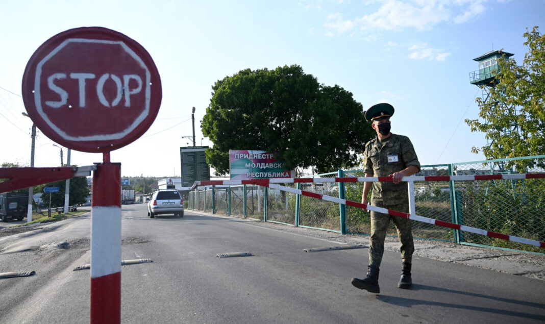 Vladimir Putin facilitează acordarea cetățeniei ruse locuitorilor regiunii separatiste moldovenești Transnistria / Guvernul de la Chișinău avertizează că transnistrenii pot fi duși pe frontul din Ucraina