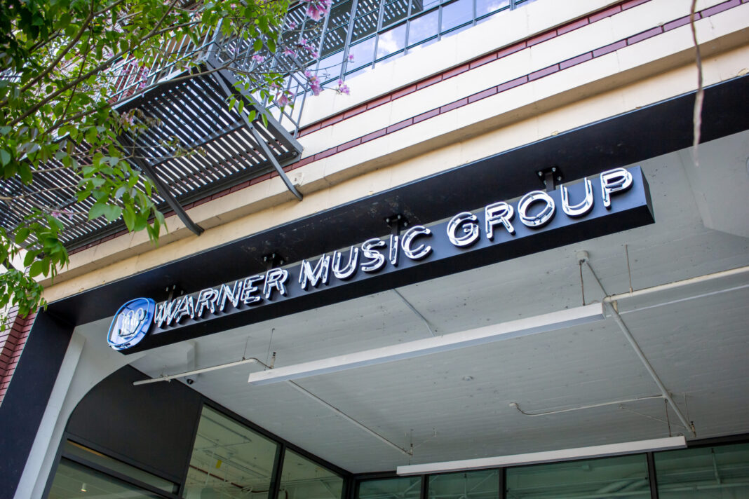 Warner Music Group și Paramount Pictures au încheiat un acord pe mai mulți ani pentru realizarea de filme de lung metraj inspirate din viața artiștilor și compozitorilor WMG