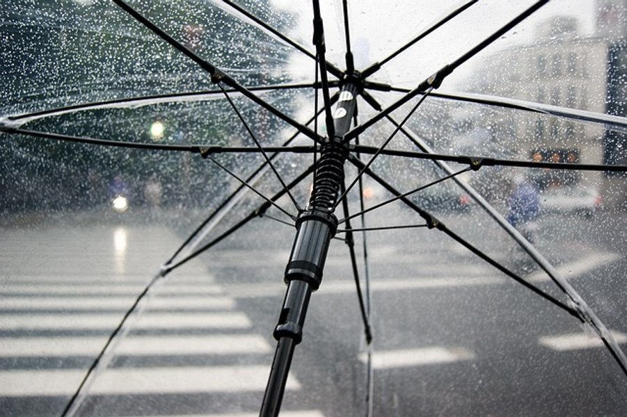 Weekend cu vreme rece. Meteorologii anunță ploi, vijelii și instabilitate în toată țara
