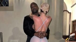 Bianca Censori atrage atenția într-un corset provocator, în timp ce Kanye West publică imagini noi de la o ședință foto spectaculoasă