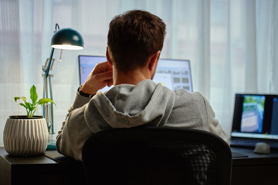 Cercul vicios care îi afectează pe tot mai mulți tineri: singurătatea îi împinge să petreacă tot mai mult timp online, iar internetul îi izolează și mai mult