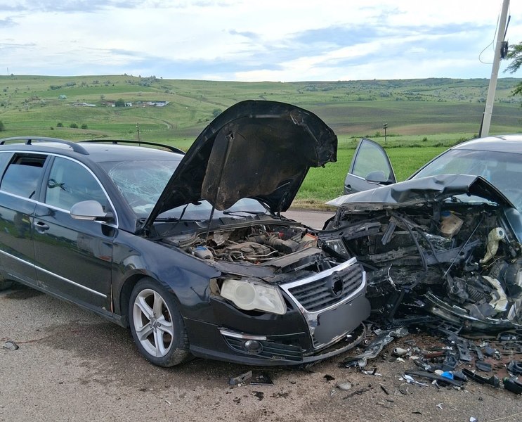 Coliziune spectaculoasă pe un drum național din Vaslui. Șase persoane au fost rănite, dintre care una a rămas blocată în autoturism