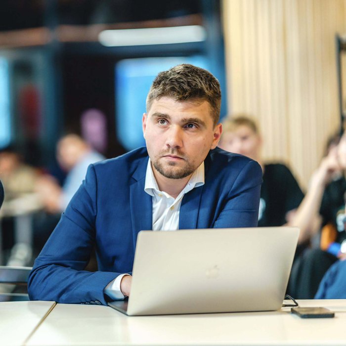 De la programator şi antreprenor IT la secretar de stat şi deputat PNL: cine este Eduard Mititelu, inginerul absolvent de Politehnică propus de premierul Veştea ministru pentru transformare digitală. Co-iniţiator al legii pentru “hackerii albi”, susţinător al proiectului eşuat al consilierului AI ION