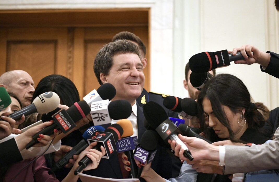 Imagine publicată de Digi24: Nicușor Dan, surprins la Bruxelles la masă cu Rareș Bogdan (PNL), contestatar al lui Ilie Bolojan, Victor Negrescu (PSD), Eugen Tomac și șeful SPP, Lucian Pahonțu, înaintea Consiliului European