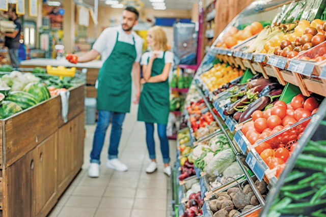 În Ungaria şi Polonia comerţul de retail este o luptă pentru supravieţuire între giganţi. Preţul îl plătesc furnizorii şi angajaţii