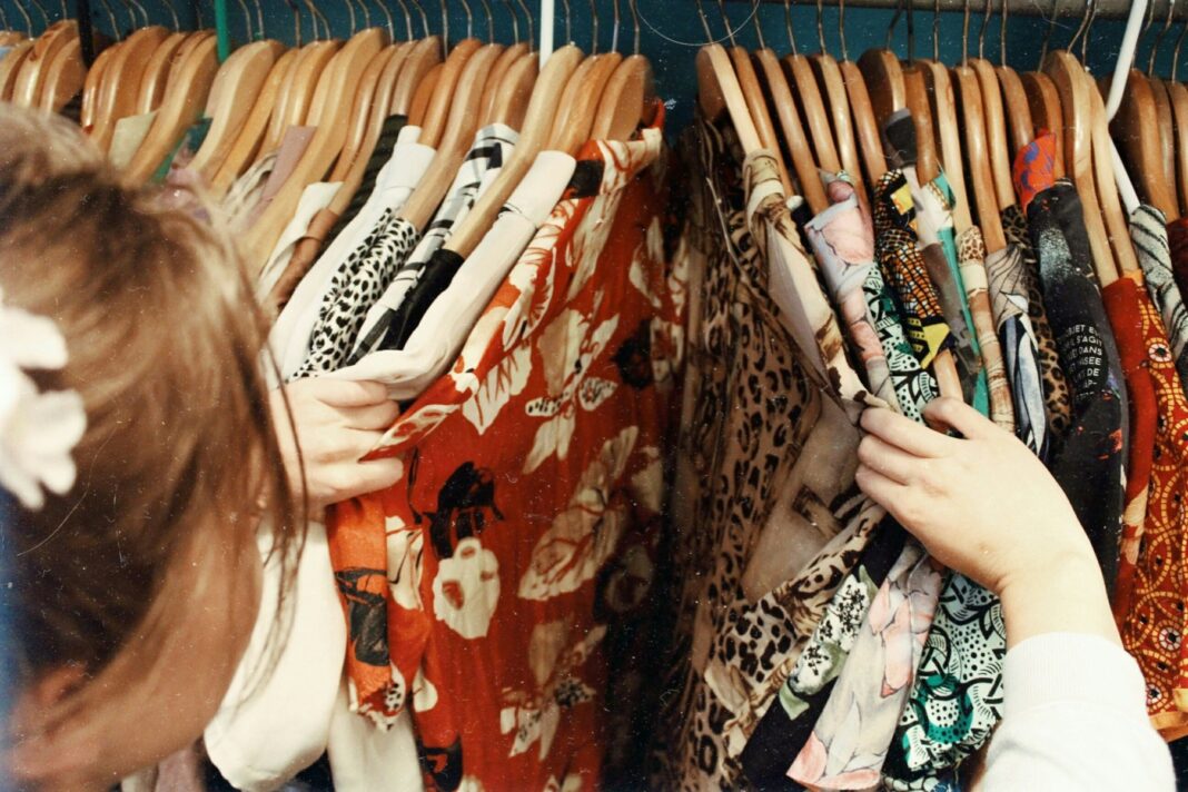 Lovitură pentru Shein și Temu. Franța adoptă o lege împotriva hainelor fast fashion