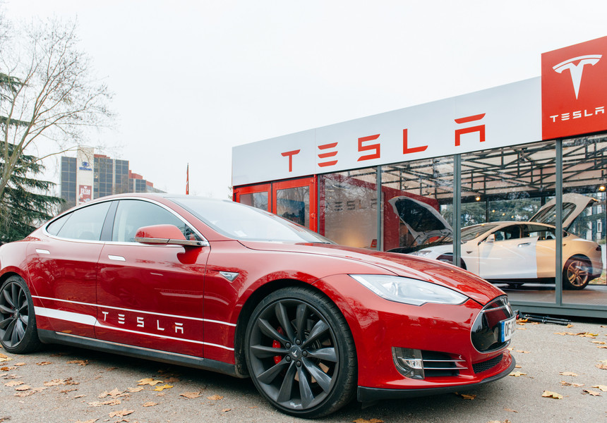 NEWS.ro: Autorităţile federale investighează un accident mortal implicând un Tesla Model 3 care a intrat într-o locuinţă din Texas