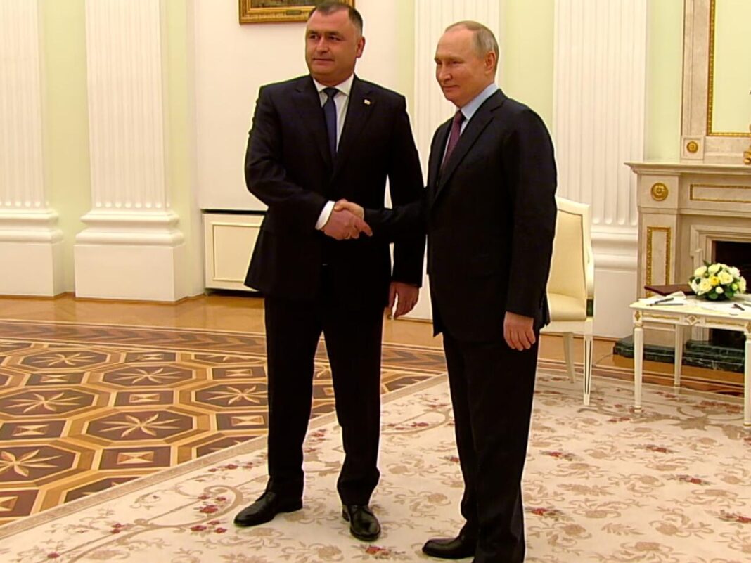 NEWS.ro: Liderul regiunii separatiste georgiene Osetia de Sud demisionează pentru a deveni consilierul lui Putin