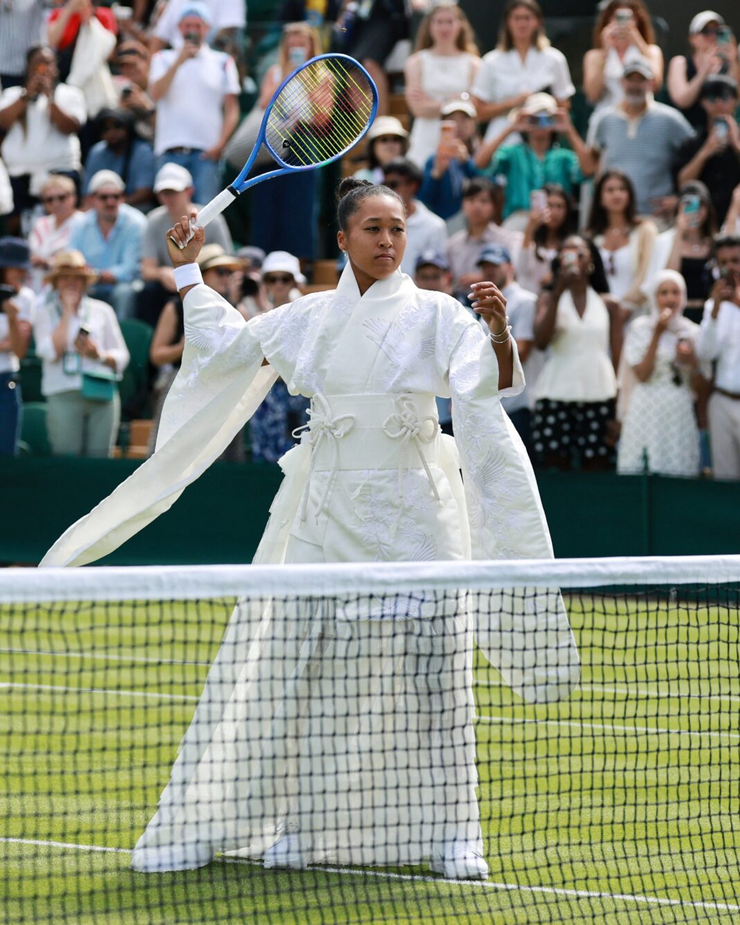 NEWS.ro: O nouă ţinută spectaculoasă pentru Naomi Osaka: A intrat pe teren la Wimbledon într-un kimono alb, inspirat din filmul Kill Bill - VIDEO